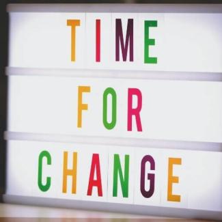 LED-Licht mit bunten Buchstaben "Time for Change"